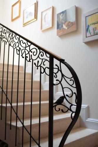 מעקה דקורטיבי למדרגות בתוך הבית